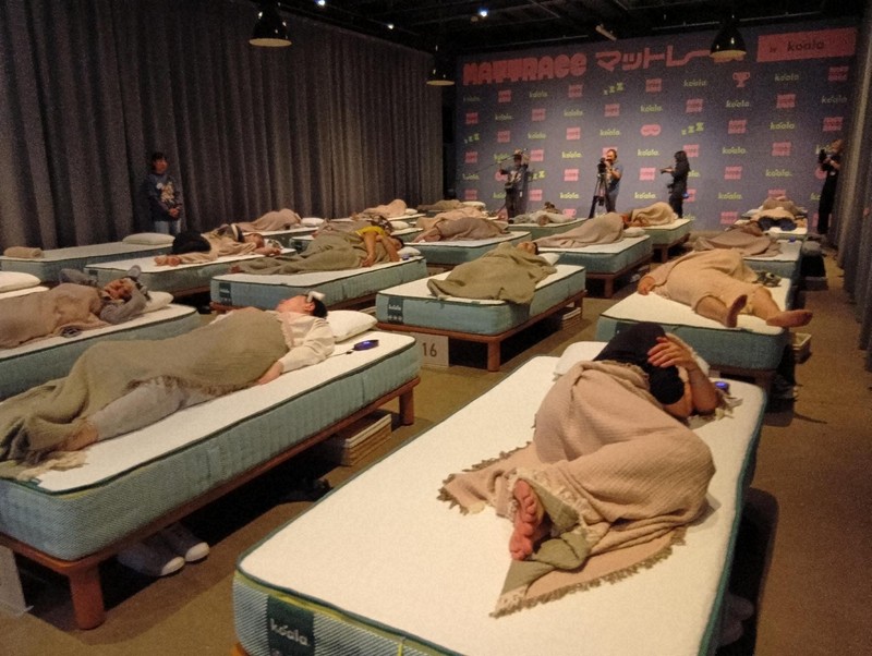 寝るだけで優勝賞金222万円　眠りを競う「マットレース」
