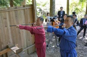 忍者姿の滋賀、三重両知事　「修行の地」で意見交換、連携に意欲