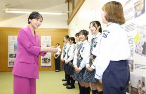 「より良い社会の実現に」　佳子さまがガールズメッセ式典に出席