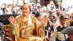 響けサンバ　松平健さん、北九州で市民とパレード　5万人熱狂