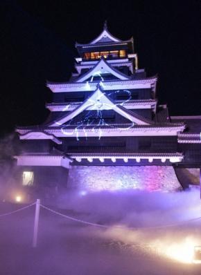 秋の夜、幻想の天守閣　熊本城まつり、復興願い竹あかりに包まれ