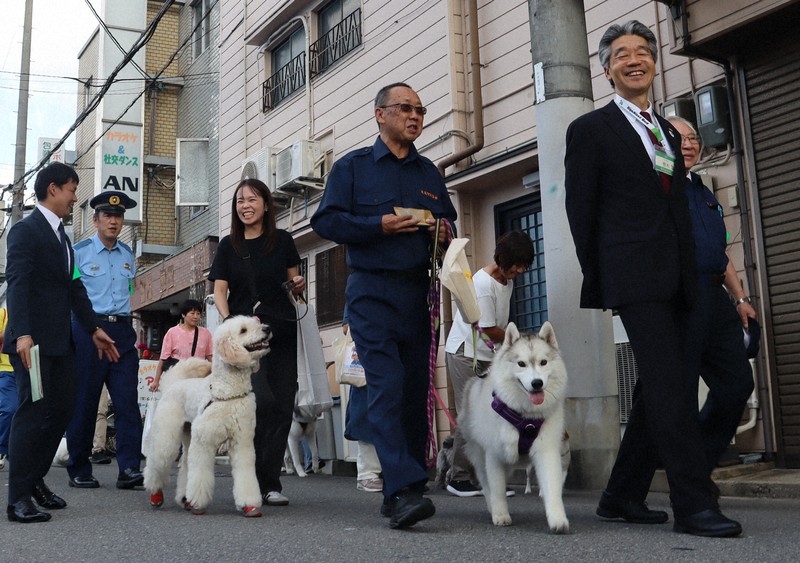 散歩ついでに地域見守り　「わんわんパトロール隊」出発式　大阪