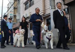 散歩ついでに地域見守り　「わんわんパトロール隊」出発式　大阪