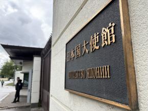 露・記者拘束　面会できず10日間　日本政府はセーター差し入れ