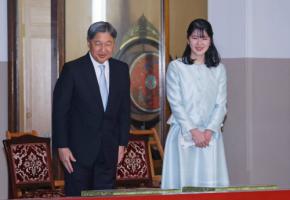 天皇陛下と愛子さまが雅楽鑑賞　にこやかに語り合い、拍手送り
