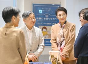両陛下、高知で読書のバリアフリーを視察　盲学校の生徒と交流も