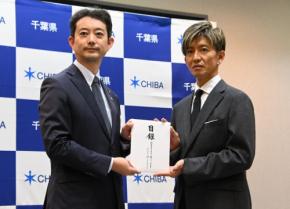 木村拓哉さんが千葉県庁を訪問　義援金2000万円の贈呈式に臨む