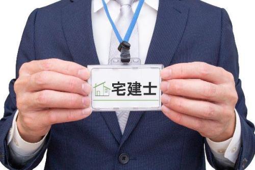 不動産投資に「宅建」は役に立つ？いらない？資格取得のメリットとデメリットを解説