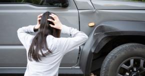 お盆の帰省ドライブで車をこすったら。自損事故でも保険が使えるケースがあります