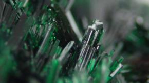 磁場を当てるだけで冷える結晶を発見