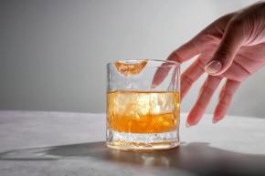 アルコールをやめると体に何が起こる？「1日目から1年後」まで解説