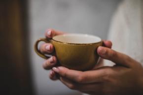 IT業界人はなぜインタビューでろくろを回すのか？　手を拘束すると言語化速度が低下することが判明！