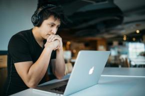 日常的に聴くある音が意外にも注意を奪い、集中力を下げていた