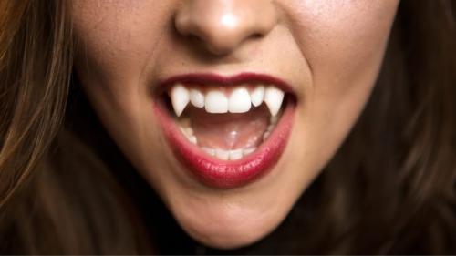 「血を大量に飲んでも大丈夫?」専門家「ダメみたいです」