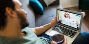 遠距離カップルはゲームの中で手をつないでいた