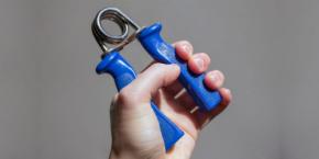 握力低下は認知機能低下に関連する――直結6割・回り道4割
