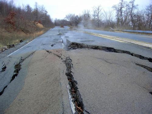坑内火災で煙を吐き出すセントラリアの道路
