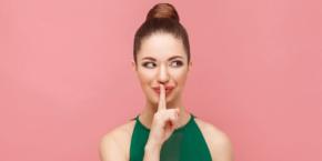 人は平均9~11個の秘密を抱えており、凹んでいる時に脳裏をよぎりやすい