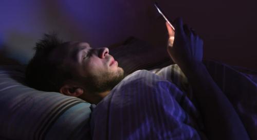 動画を見るから眠れないのではなく、眠れなかったから動画を見る