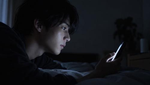 差の4割は「SNSを始めた年齢」で説明できた