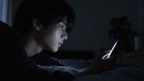 13歳未満でのスマホ初所有は若い成人の心の不調と関連
