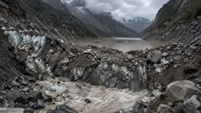 ネパールの大洪水、発端は高山の「氷と岩の崩落」だったとみられる、災害が連鎖する怖さ
