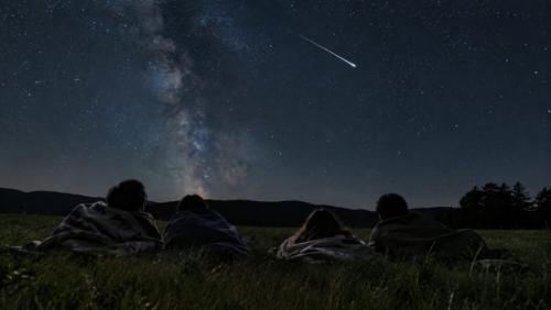ハレー彗星の「置き土産」が、10月と11月に流れる