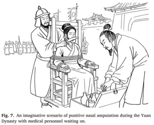 墓でただ一人うつ伏せ、そして「つけ鼻」の痕