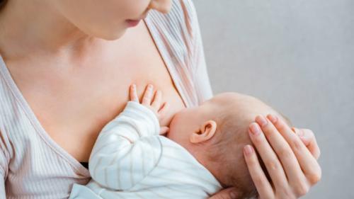 授乳中の女性の胸は気温が下がっても温かい