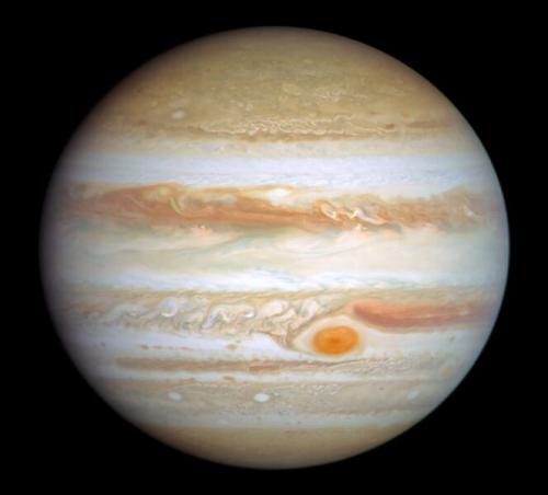 木星です。ハッブル宇宙望遠鏡の外惑星の観測計画「OPAL」が2024年1月5日に写した、実際の色に近い姿です。