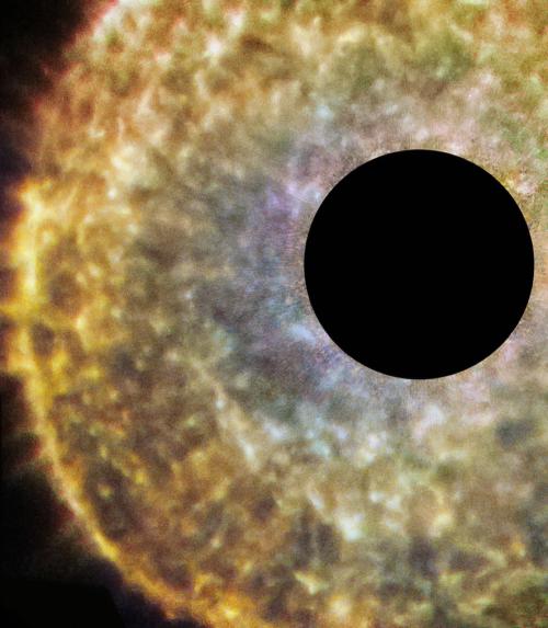 ハッブル宇宙望遠鏡が写した赤色巨星、ちょうこくしつ座R星です。本文で赤色巨星の例として載せた星と同じ星を、別の望遠鏡で見た姿です。