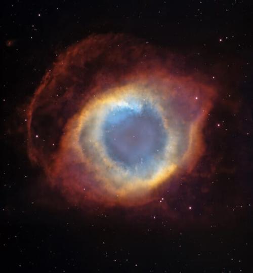 死にゆく星が放り出したガスの外層が広がる、惑星状星雲のらせん星雲(NGC 7293)です。