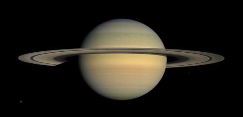 土星です。探査機カッシーニが2008年7月に延長ミッションを始めた直後に集めた画像から作られた、自然な色の姿です。