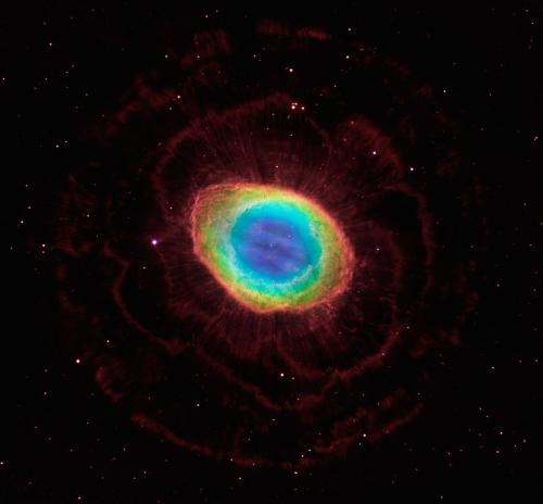 ハッブル宇宙望遠鏡の可視光の観測と、地上の大双眼望遠鏡の赤外線のデータを重ねた、環状星雲(リング星雲)の画像です。星雲の本当の形を明らかにした1枚として公開されました。