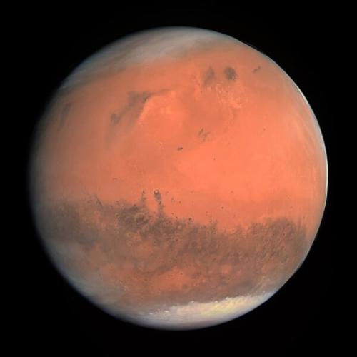 火星です。ヨーロッパ宇宙機関の探査機ロゼッタが2007年2月に火星のそばを通過したとき、搭載カメラ「OSIRIS」で写した実際の色に近い画像です。