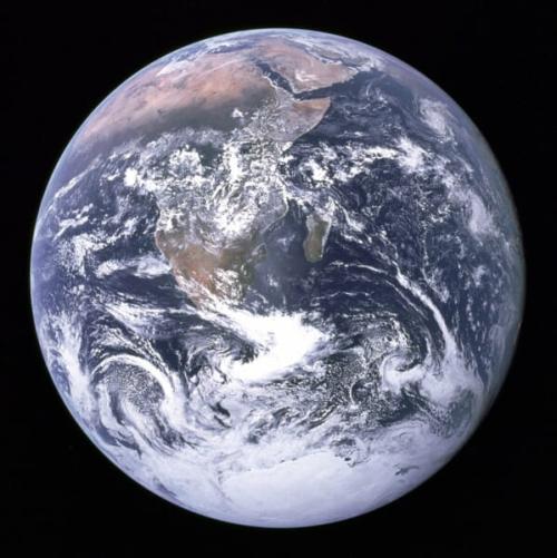 地球です。1972年12月7日、月へ向かうアポロ17号の乗組員が約2万9400kmの距離から撮影した、「ザ・ブルー・マーブル」と呼ばれる有名な写真です。