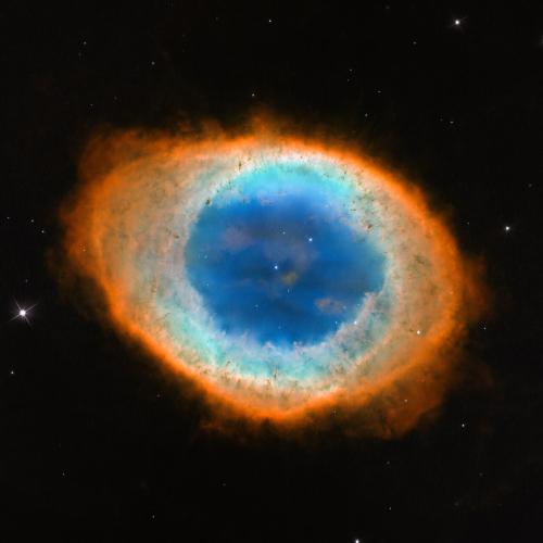 ハッブル宇宙望遠鏡が写した環状星雲(メシエ57)で、地球からは単純な楕円形に見えます。環状星雲は、年老いた星が噴き出したガスが光る惑星状星雲のひとつで、真ん中の星はやがて白色矮星になります。