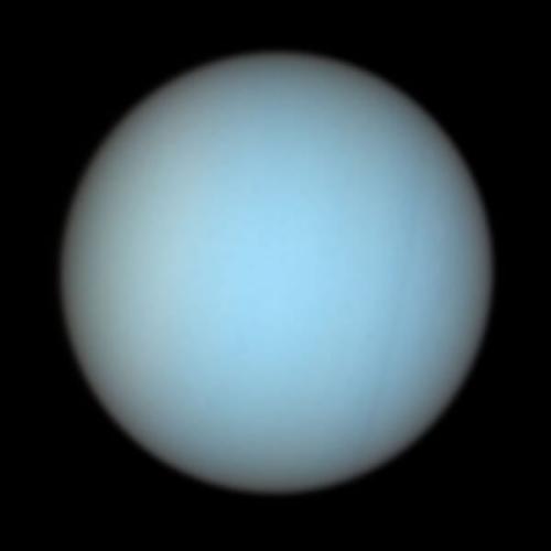 天王星です。ハッブル宇宙望遠鏡が自然な色で写した画像で、かすかな環も見えています。