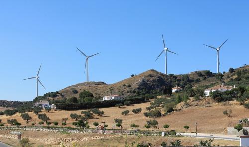 スペイン・マラガ県のバーニョス山地に建つ風力発電所です(アンダルシア地方)。並んでいるのは、ガメサ社のG87という型の風車です。