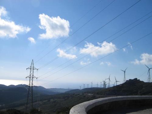 送電線と風力発電所が見える、スペイン・アンダルシア地方の景色です。