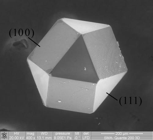 モスクワ鉄鋼合金研究所の高温材料研究室で人工的につくられた、ダイヤモンドの結晶です。今回の実験に使ったダイヤモンドではありません。