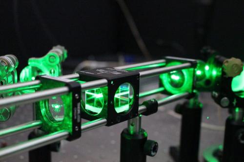 ダイヤモンドの中のNV中心を1つずつ、量子技術に使うためにレーザーで操る装置です(ギャビン・モーリーさんの研究室)。別の研究室の装置で今回の実験のものではありませんが、レーザーでNV中心の状態を切り替える点は今回の実験と共通しています。