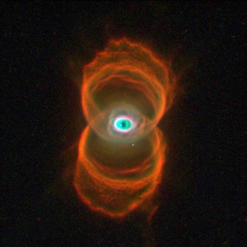 ハッブル宇宙望遠鏡が撮った、砂時計の形をした若い惑星状星雲で、壁には入り組んだ模様が刻まれています。惑星状星雲は、太陽のような星が死にゆくときに残す、光る名残です。
