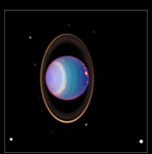 ハッブル宇宙望遠鏡がとらえた天王星で、まわりに4本の主な環と、知られていた17個の衛星のうち10個が写っています。天王星の風変わりな磁場は、内側に電気は通すのに対流しない層があると考えると、うまく説明できるという仮説があります。
