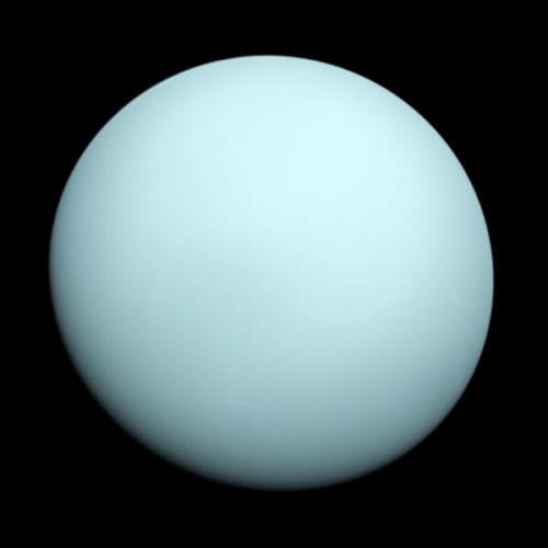 探査機ボイジャー2号が1986年に撮った天王星です。この惑星の内側の層の深い所に、新しい氷があるかもしれないと考えられています。