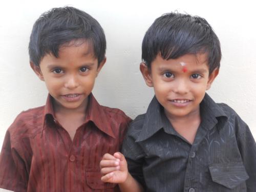 インドの6歳の双子です。双子を対象に、遺伝と環境のそれぞれの影響を調べる方法は「双生児法」と呼ばれます。