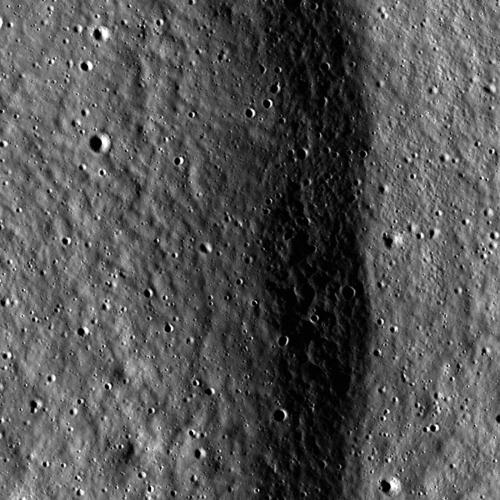 クセノファネス・クレーターの中を南北に走る崖を、近くから写した画像です(幅600m)。チームは、こうした細かな画像の上で崖のふもとをたどって地図にしました。