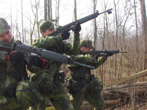 銃を構える、スウェーデンの兵役についた3人の兵士です。研究で使った知能テストは、こうした兵役に入る前の検査で受けるものでした。