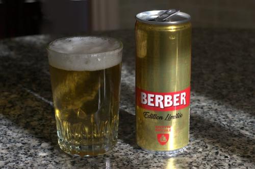 「ベルベル」という銘柄のビールの2019年の限定版の缶と、ビールを注いだカップです。