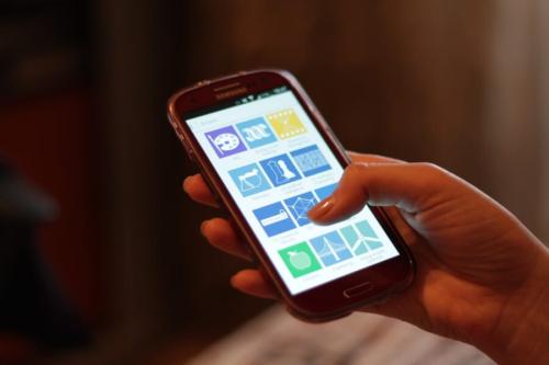 スマートフォンを使う様子の写真です。シン氏は、SNSの質の低い情報から悪い考えの癖を身につけうる点で、人と言語モデルを重ねています。
